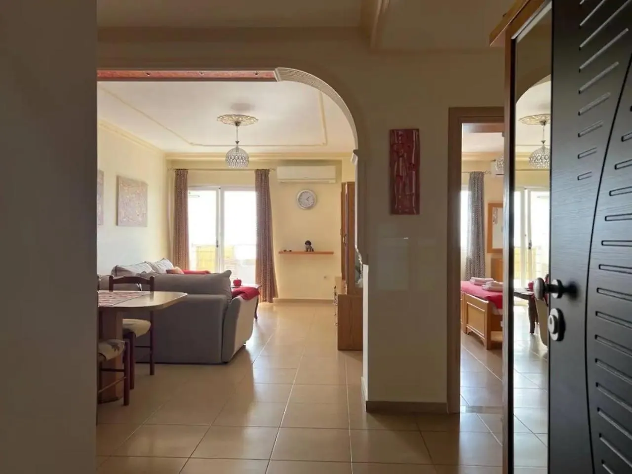 Deluxe Beachfront Apartment By Apartmentsvloraholidays