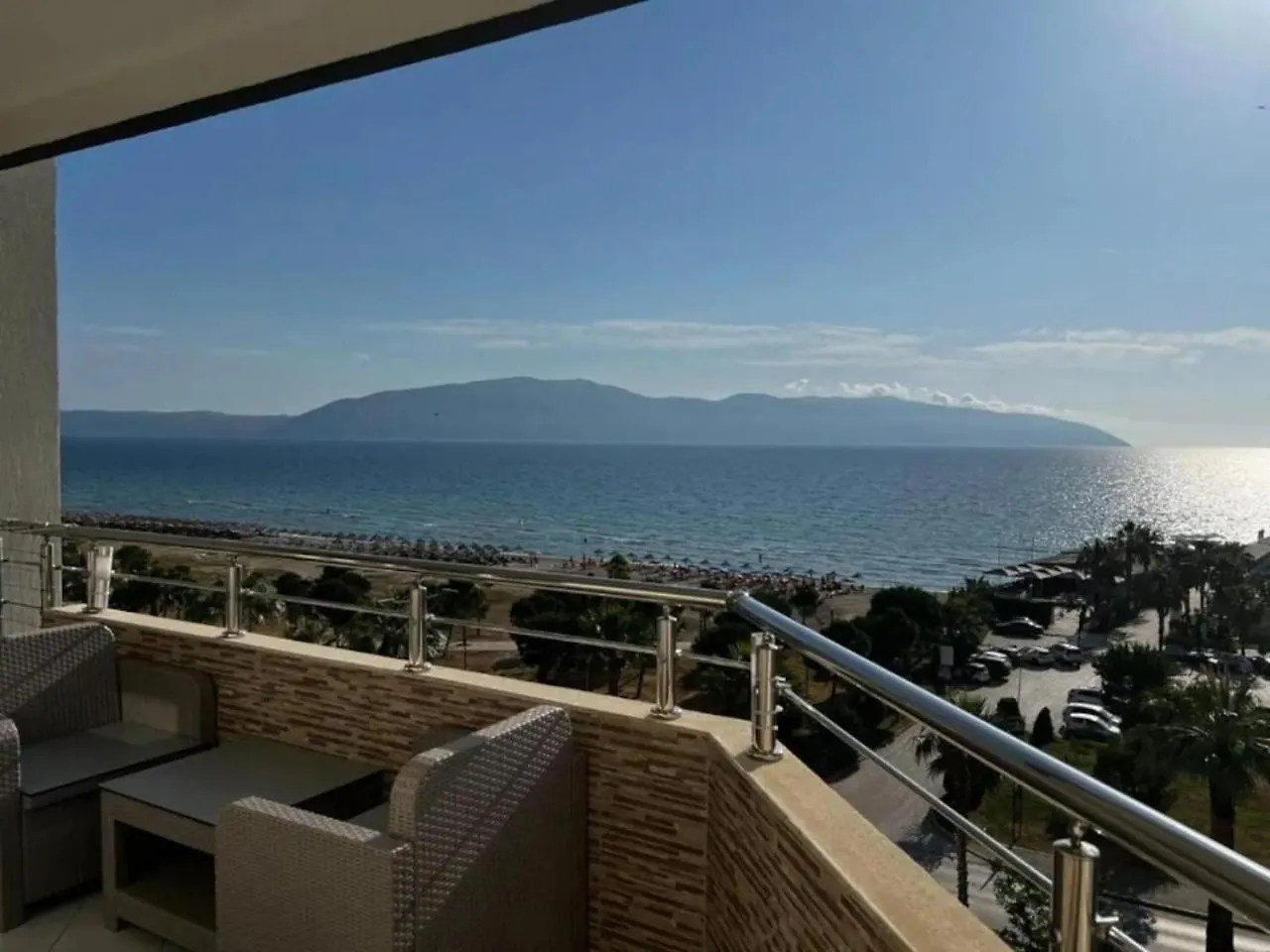 Deluxe Beachfront Apartment By Apartmentsvloraholidays