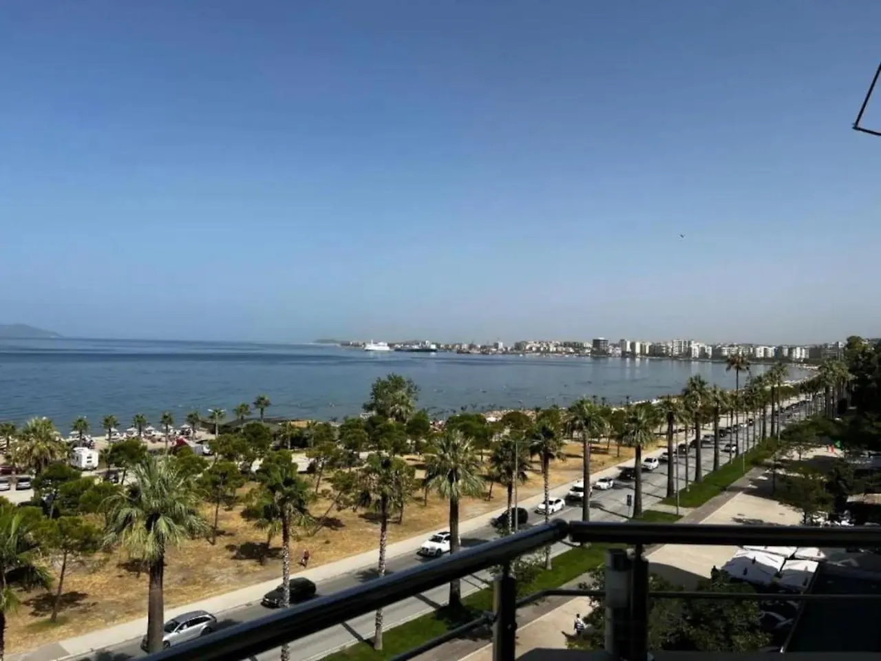 Deluxe Beachfront Apartment By Apartmentsvloraholidays