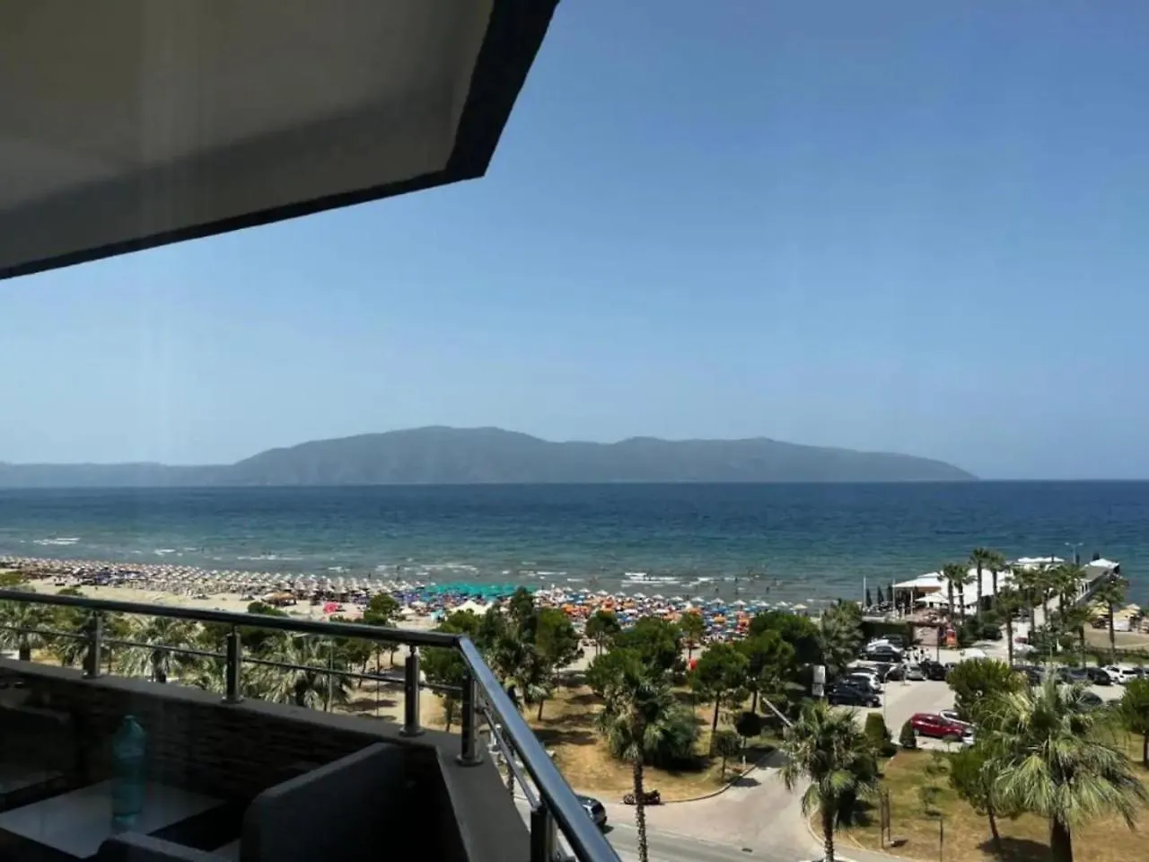 Deluxe Beachfront Apartment By Apartmentsvloraholidays