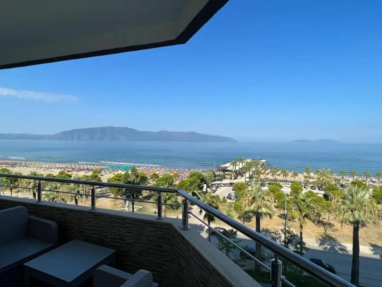 Deluxe Beachfront Apartment By Apartmentsvloraholidays