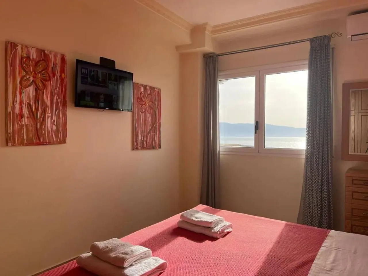 Deluxe Beachfront Apartment By Apartmentsvloraholidays